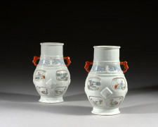 PAIRE DE VASES EN PORCELAINE À FOND CÉLADON PÂLE, Chine, XXe siècle