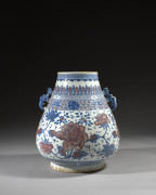 GRAND VASE HU EN PORCELAINE BLEU BLANC ET ROUGE DE CUIVRE, Chine, fin du XIXe - début du XXe siècle