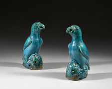 PAIRE DE PERRUCHES EN GRÈS ÉMAILLÉ BLEU TURQUOISE, Chine, dynastie Qing, XIXe siècle