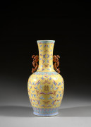 VASE EN PORCELAINE À FOND JAUNE, Chine, début du XXe siècle