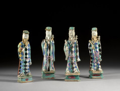 QUATRE STATUETTES DE DIGNITAIRES TAOÏSTES EN PORCELAINE POLYCHROME, Chine, dynastie Qing, époque Jiaqing (1796-1820)