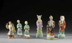 SIX STATUETTES D'IMMORTELS ET FEMMES EN PORCELAINE POLYCHROME, Chine, dynastie Qing, époque Jiaqing (1796-1820)