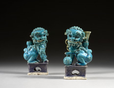 DEUX CHIENS DE FÔ FORMANT PORTES-BAGUETTES D'ENCENS EN GRÈS ÉMAILLÉ TURQUOISE ET AUBERGINE, Chine, dynastie Qing, époque Kangxi (166..