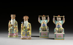 PAIRE DE STATUETTES DE DIGNITAIRES ET PAIRE DE PORTES-BAGUETTES D'ENCENS EN PORCELAINE POLYCHROME, Chine, dynastie Qing, époque Jiaq..