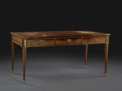 BUREAU PLAT DE STYLE LOUIS XVI Estampille de Larue