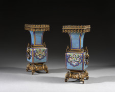 PAIRE DE VASES DE LA DEUXIÈME MOITIÉ DU XIXe SIÈCLE