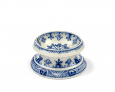 SALIÈRE RONDE EN PORCELAINE TENDRE DE SAINT-CLOUD DU XVIIIe SIÈCLE Vers 1700-1715