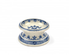 SALIÈRE RONDE EN PORCELAINE TENDRE DE SAINT-CLOUD DU XVIIIe SIÈCLE Vers 1700-1715