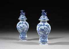 PAIRE DE VASES COUVERTS DE FORME BALUSTRE EN FAÏENCE DE DELFT DU XIXe SIÈCLE