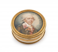 BOÎTE RONDE EN IVOIRE, LA MONTURE EN OR DE COULEURS, ORNÉE D'UNE MINIATURE Paris 1780-1782