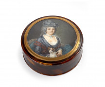 BOÎTE RONDE EN ÉCAILLE ET OR ORNÉE D'UNE MINIATURE, FIN DU XVIIIe SIÈCLE