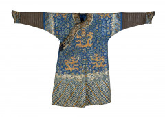 ROBE EN SOIE BRODÉE À FOND BLEU, Chine, dynastie Qing, époque Guangxu (1875-1908)