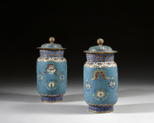 PAIRE DE VASES COUVERTS EN BRONZE ET ÉMAUX CLOISONNÉS, Chine, dynastie Qing, XIXe siècle