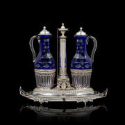 HUILIER OVALE EN ARGENT ET DEUX FLACONS EN CRISTAL BLEU ET BLANC Paris 1782-1789