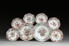 DEUX PLATS ET SIX ASSIETTES EN PORCELAINE FAMILLE ROSE, Chine dynastie Qing, XVIIIe siècle