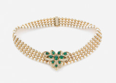 Collier en or, perles de culture, diamants et émeraudes A diamond, emerald, cultured pearl and gold necklace