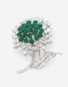 BOUCHERON  Clip platine, or, diamants, et émeraudes, v. 1960 A diamond, emerald, platinum and gold clip, ca. 1960