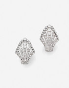 Clips d'oreilles Platine et diamants, vers 1910 A pair of diamond and platinum ear clips, circa 1910