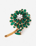 VAN CLEEF & ARPELS  Clip de corsage en or, platine, diamants et émail vert A diamond, green enamel, gold and platinum clip, 1968