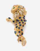 Clip de corsage Lion en or, diamants, saphirs et émeraudes A diamond, sapphire, emerald and gold lion clip