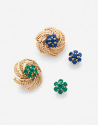 CARTIER Clips d'oreilles or, émeraudes, saphirs, v. 1970 A pair of sapphire, emerald and gold ear clips, ca. 1970