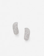 CHAUMET Paire de demi-créoles en or et diamants A pair of diamond and gold earrings