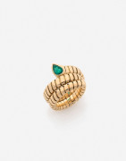 BULGARI Bague "Serpenti" en or et émeraude An emerald and gold "Serpentini" ring