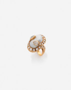 Bague en or, perle baroque et diamants A cultured pearl, diamond and gold ring