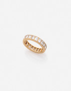 Alliance Or jaune et diamants baguette A baguette-cut diamond and yellow gold eternity ring