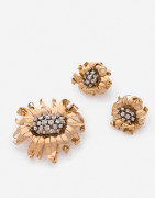 Clip de corsage et boucles d'oreilles  Or et diamants, vers 1940 A diamond and gold, clip and pair of ear clips, circa 1940