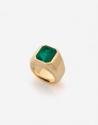 Bague en or, émeraude 5.50-6 cts (GEM: Colombie, huile modérée) A 5.50-6 ct emerald (GEM: Colombia, moderate oil) and gold ring