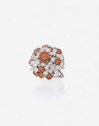 Bague dôme en or, diamants blancs et oranges A white and orange diamond and gold ring