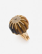 Bague de cocktail en or, oeil-de-tigre et diamants A tiger's eye quartz, diamond and gold cocktail ring