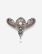 Devant de corsage Argent, or, diamants, rubis, perles probablement fines, v. 1900 A diamond, probably natural pearl, ruby, silver and