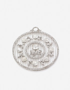 Pendentif en platine "fil de couteau" et diamants, vers 1910 A diamond and platinum pendant, circa 1910