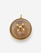 VAN CLEEF & ARPELS Pendentif "Roulette de casino" en or  A casino roulette gold pendant