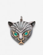 René BOIVIN Pendentif "Chat" argent, or et émeraudes, v. 1965, Certificat Cailles Salit  A silver, gold and emerald "cat" pendant, ca