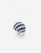 Bague boule Platine, or, diamants et saphirs A diamond, sapphire, platinum and gold ring