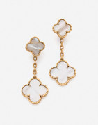 VAN CLEEF & ARPELS  Pendants d'oreilles "Alhambra" or et nacre A pair of mother-of-pearl and gold ear pendants,