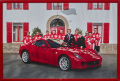 L'équipe de la Scuderia Ferrari et la Ferrari 599 GTB Fiorano