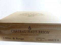 3 bouteilles CHÂTEAU HAUT BRION 2011 1er GC Pessac Léognan Caisse bois d'origine (abimée sur le dessus)