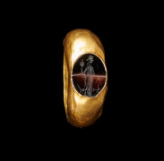 BAGUE EN OR ET INTAILLE EN SARDONYX  Art romain, vers le 1er-3e siècle