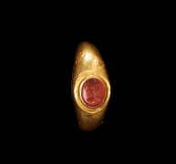 BAGUE EN OR ET INTAILLE EN VERRE ORANGÉ  Art romain, vers le 1er-3e siècle