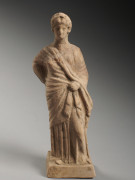 STATUETTE FÉMININE EN TERRE CUITE  Grande Grèce, vers le 3e siècle av.J.C