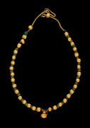 COLLIER EN MÉTAL DORÉ ET PÂTE DE VERRE  Art romain, 3e siècle av.J.C. - 3e siècle ap.J.C.