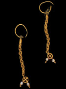 PAIRE DE PENDANTS D'OREILLES EN OR ET PERLES  Art romain, 3e siècle av.J.C. - 3e siècle ap.J.C.