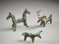 TROIS PENDANTS ZOOMORPHES EN BRONZE  Luristan, vers le 8e siècle av.J.C.