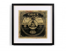 Shepard FAIREY (Alias OBEY GIANT) (Américain - Né en 1970) Isotope Soap - 2012 Technique mixte et collages (HPM) sur pochette de vin...