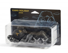 KAWS (Américain - Né en 1974) Holiday. Japan (black) - 2019 Vinyle peint