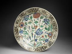 PLAT AUX QUATRE FLEURS EN CÉRAMIQUE  Iznik, art ottoman, 17e siècle